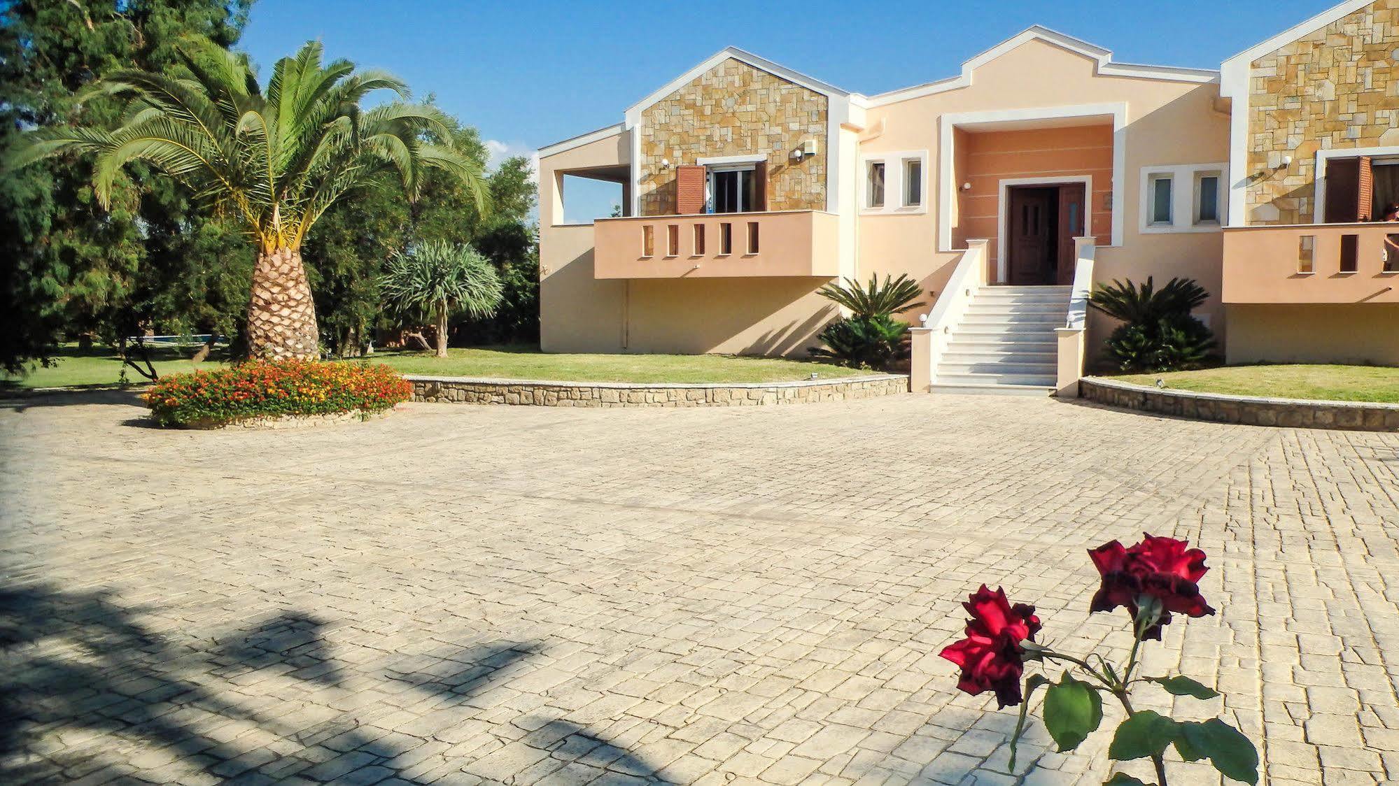 Leone Luxury Villas Kalamákion Exterior foto
